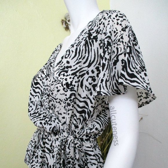 Animal Print Surplice Top Size Large - Picture 2 of 4